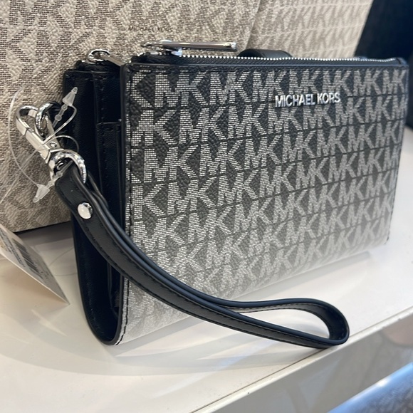 MICHAEL KORS
Jet Set Large Logo Signature Double-Zip Wristlet-Wallet-Phone Case - Picture 15 of 16